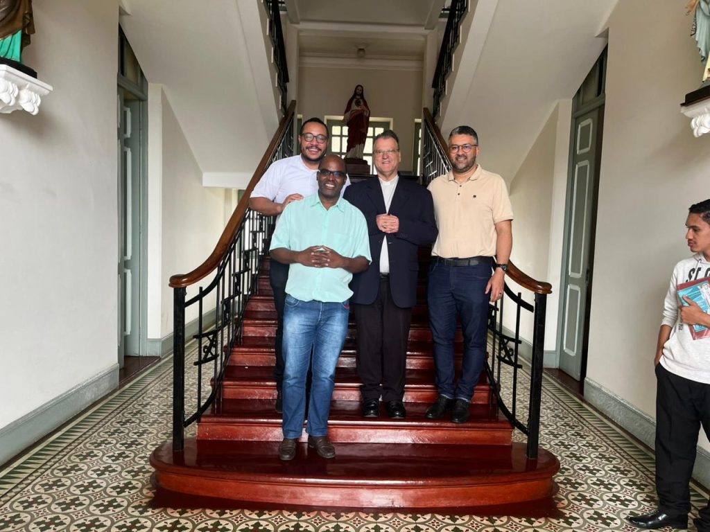 Fotografias mostram Dom Otacilio, Padre André, Padre Anderson e Padre Derci visitando os seminaristas da Diocese de Guanhães no Seminário em Diamantina.