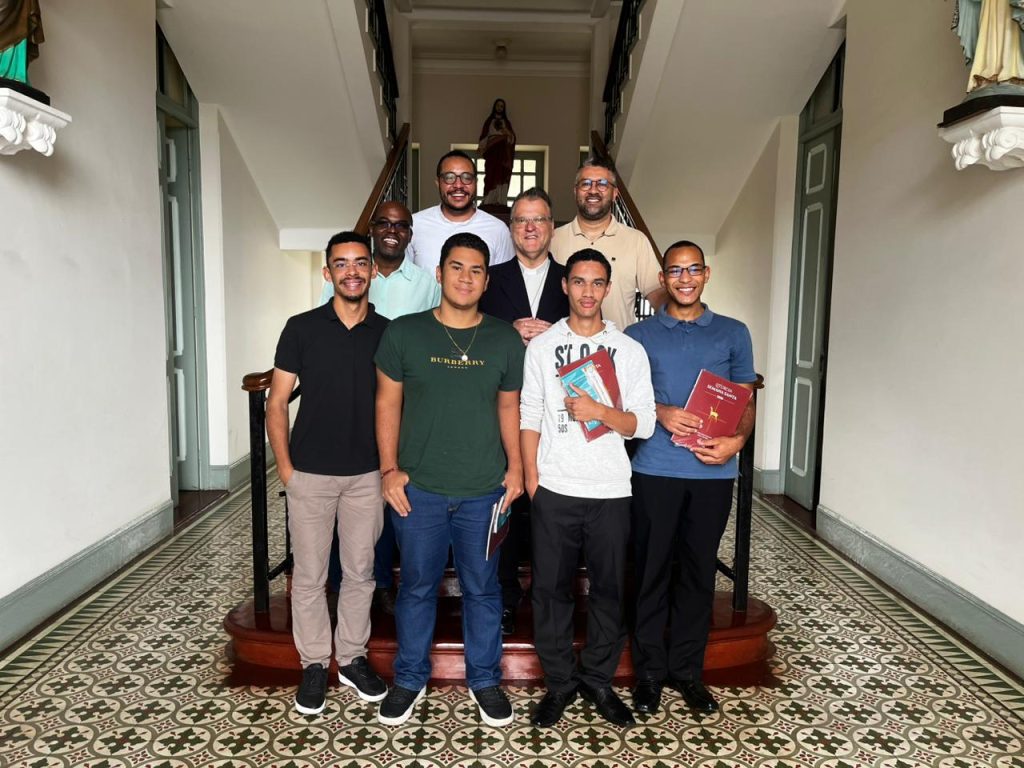 Fotografias mostram Dom Otacilio, Padre André, Padre Anderson e Padre Derci visitando os seminaristas da Diocese de Guanhães no Seminário em Diamantina.