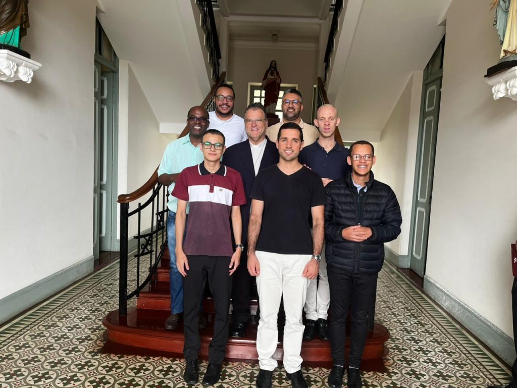 Fotografias mostram Dom Otacilio, Padre André, Padre Anderson e Padre Derci visitando os seminaristas da Diocese de Guanhães no Seminário em Diamantina.
